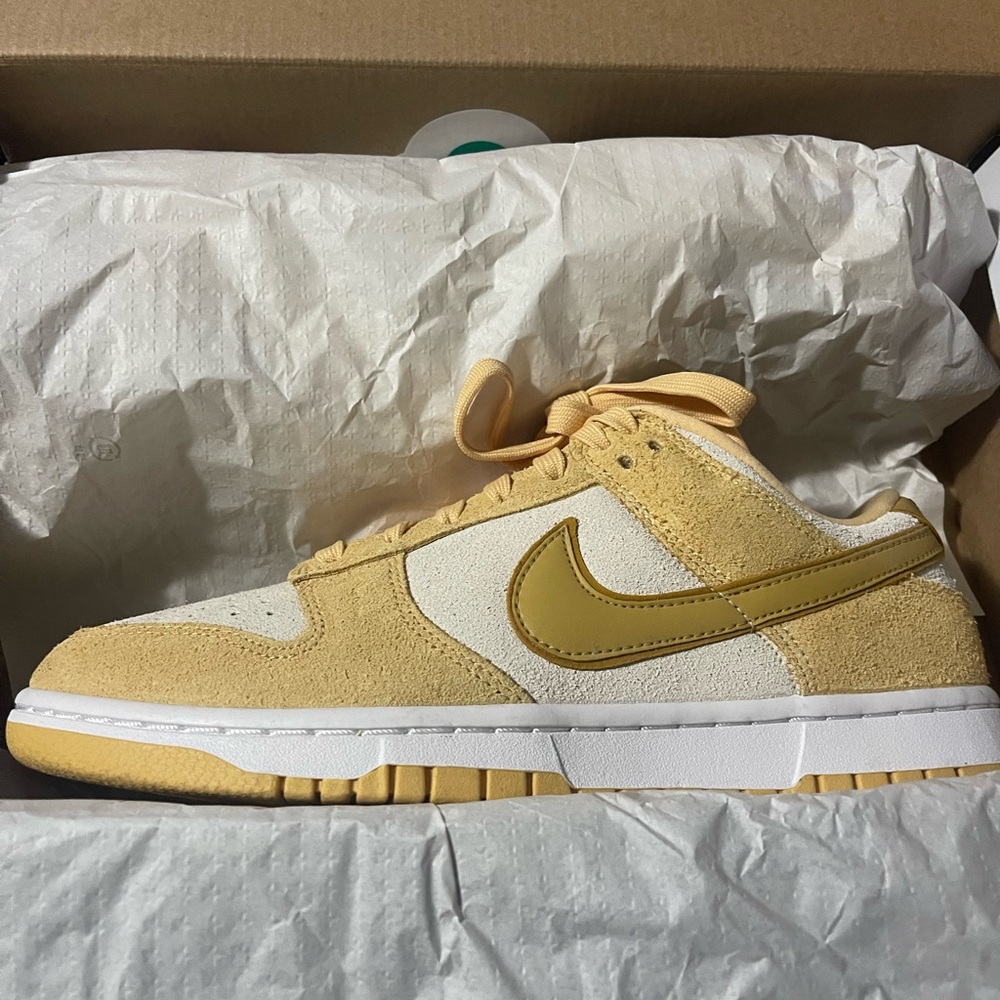 Women’s size 8 Nike low dunks